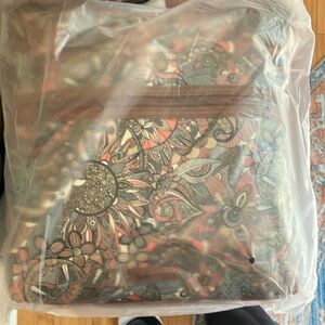 Beautiful Floral Patterned Cross Body Bag!